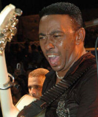 Antony Santos mit Gitarre bei einem Bühnenauftritt