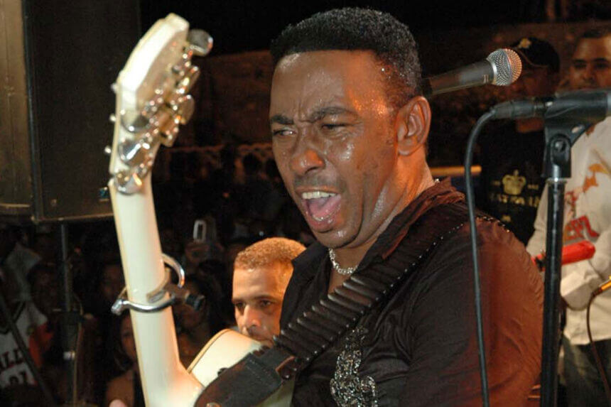 Antony Santos mit Gitarre bei einem Bühnenauftritt