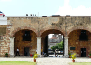 Fortaleza Ozama am östlichen Rand der Kolonialstadt Santo Domingo