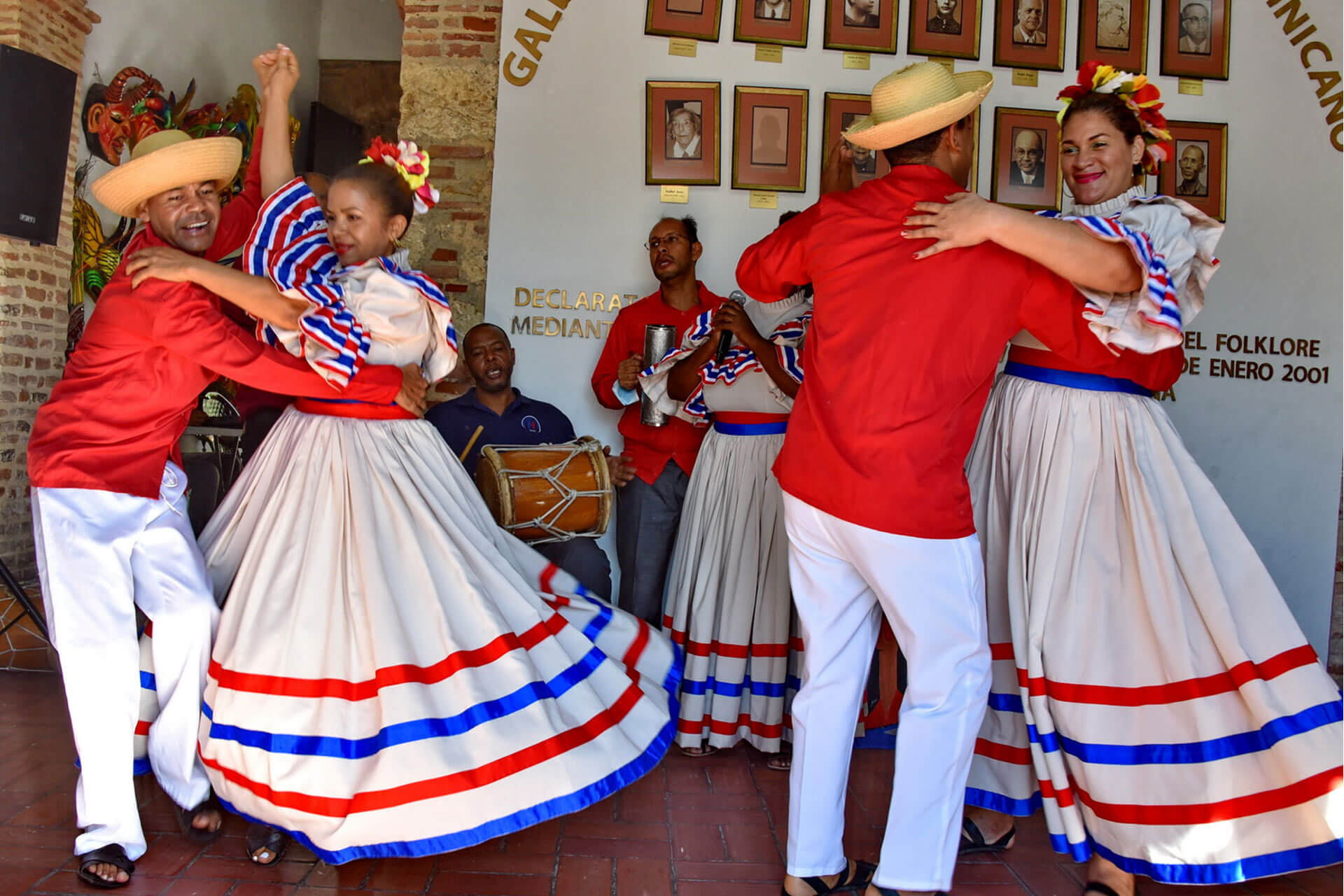 Tanzpaare und Musiker bei einer Merengue-Aufführung in Santo Domingo
